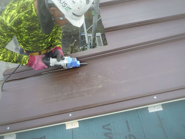 棟違い屋根の貼り始まり加工中です