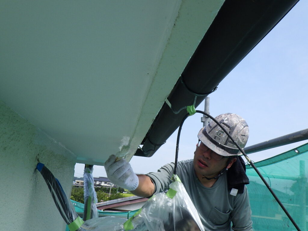 軒天１階目塗装中です