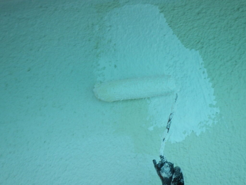 外壁の下塗り中です