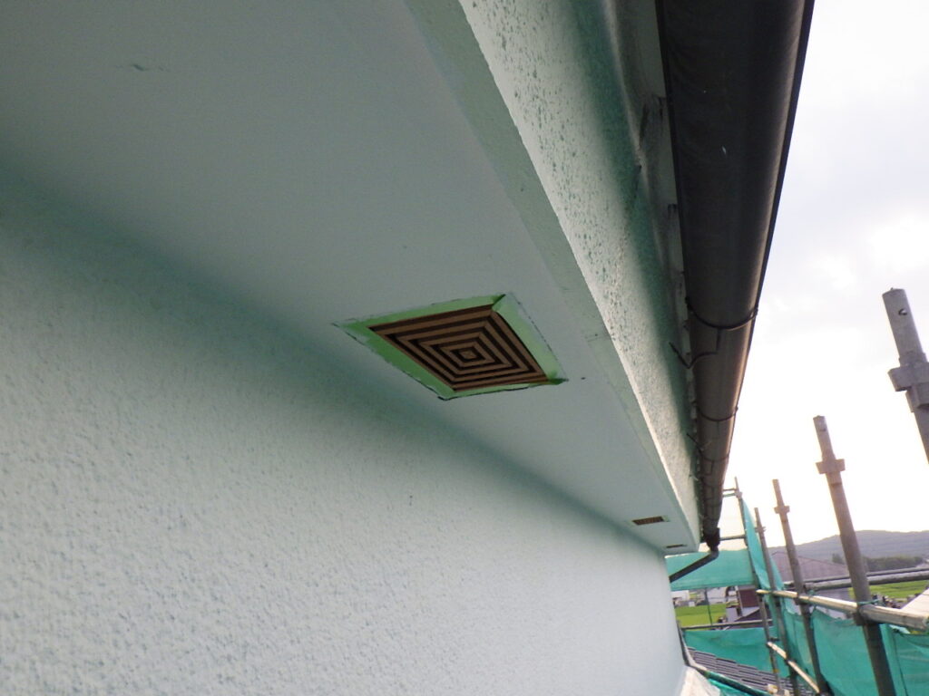 軒天２階目塗装終了です