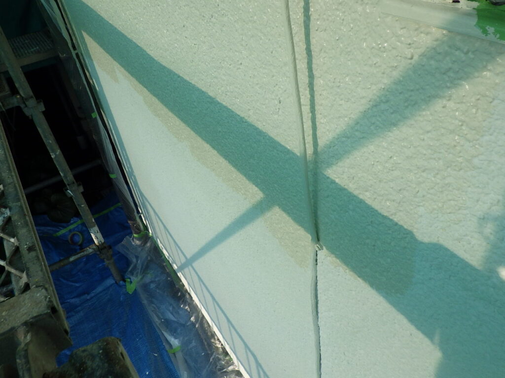 外壁中塗り塗装終了です