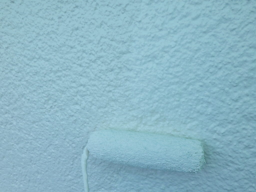 宇都宮市の外壁塗装工事でリシン外壁の上塗り塗装をしました