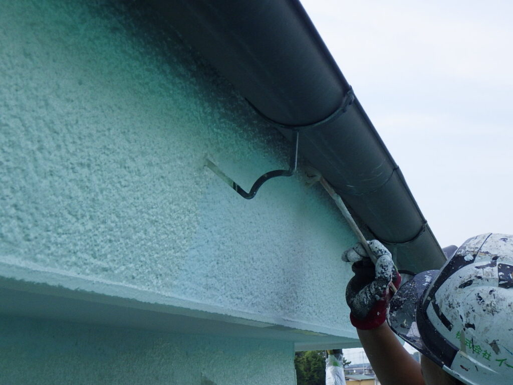 破風鼻隠しの中塗り中です