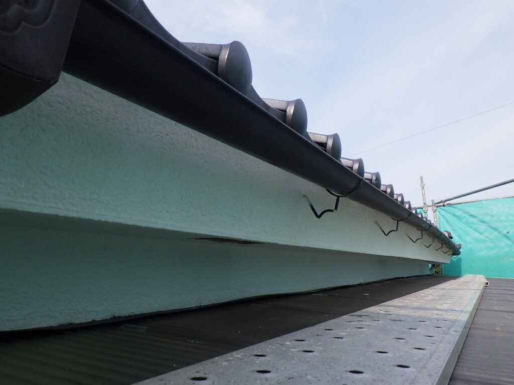 破風鼻隠しの下塗り終了です