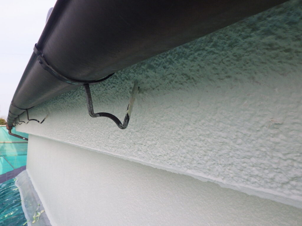 破風鼻隠しの中塗り終了です