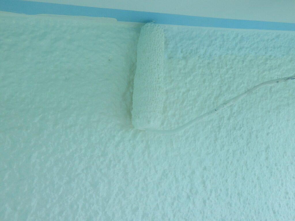 軒天取り合い塗装中です