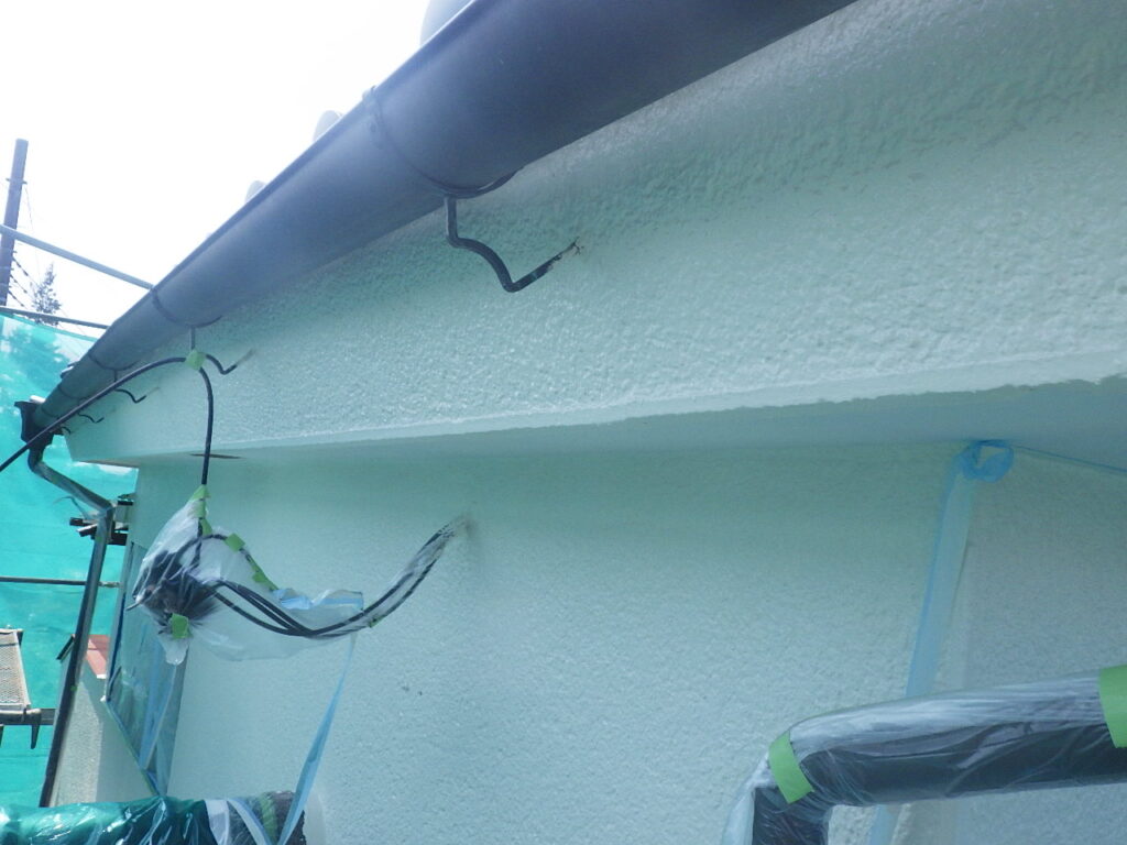 ２階部の破風鼻隠しと取り合塗装が終了しました