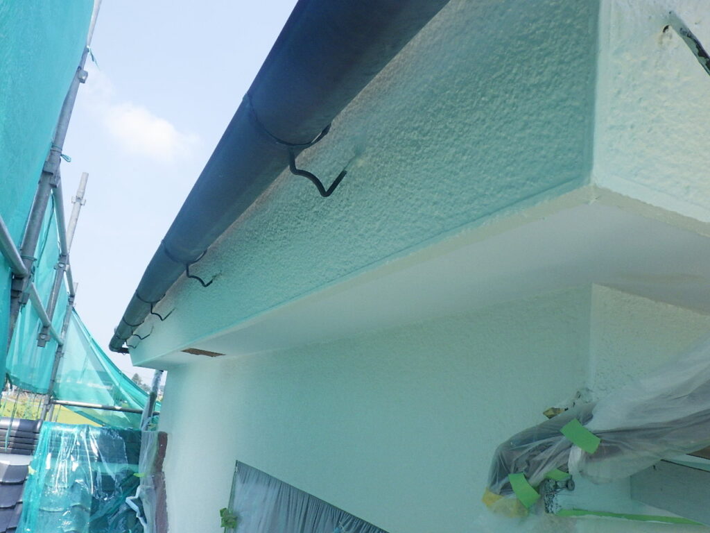 ２階部の破風鼻隠しと取り合塗装が終了しました