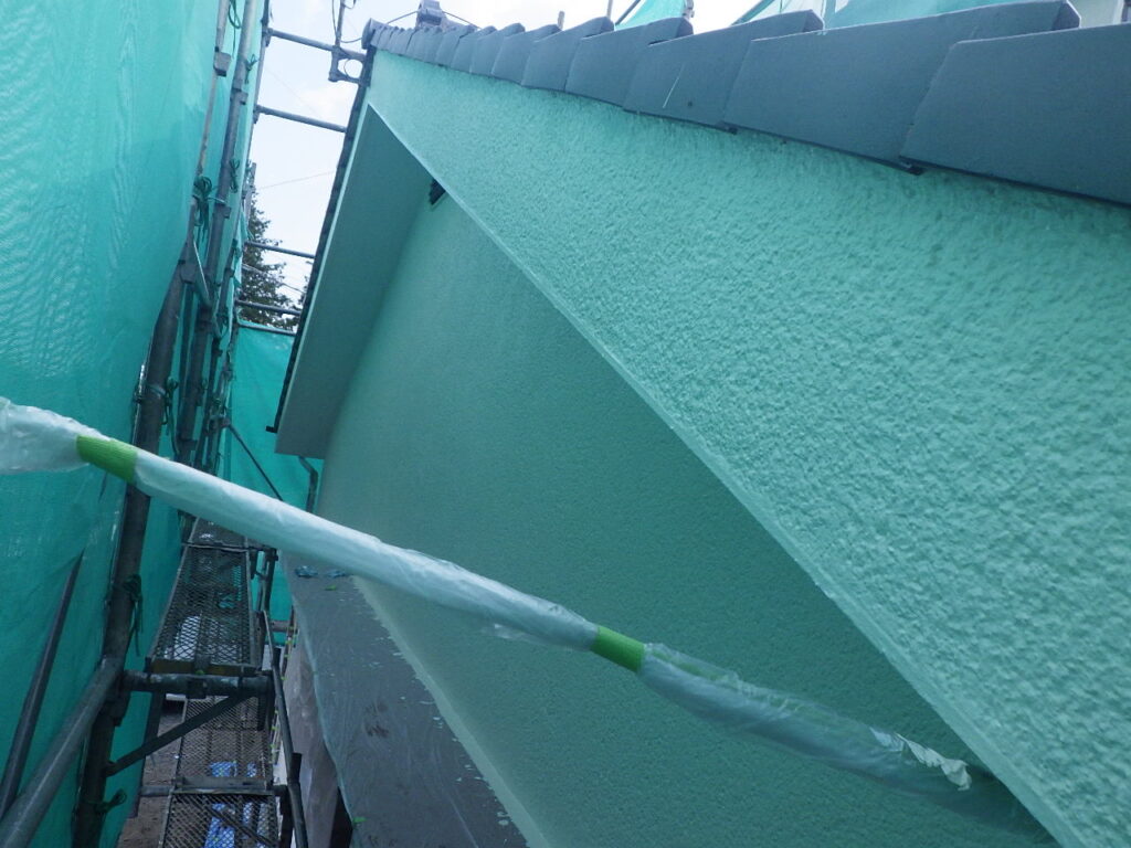 ２階部の破風鼻隠しと取り合塗装が終了しました