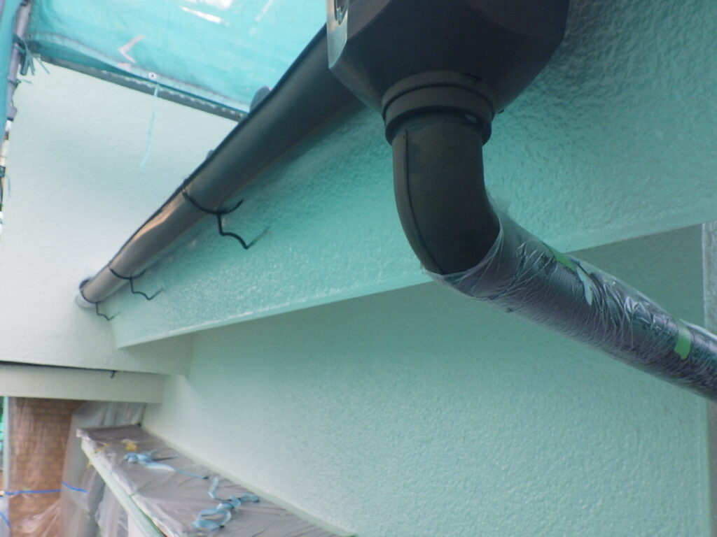 １階部の破風鼻隠しと取り合塗装が終了しました