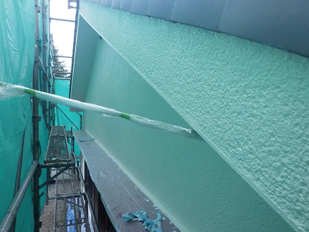 １階部の破風鼻隠しと取り合塗装が終了しました