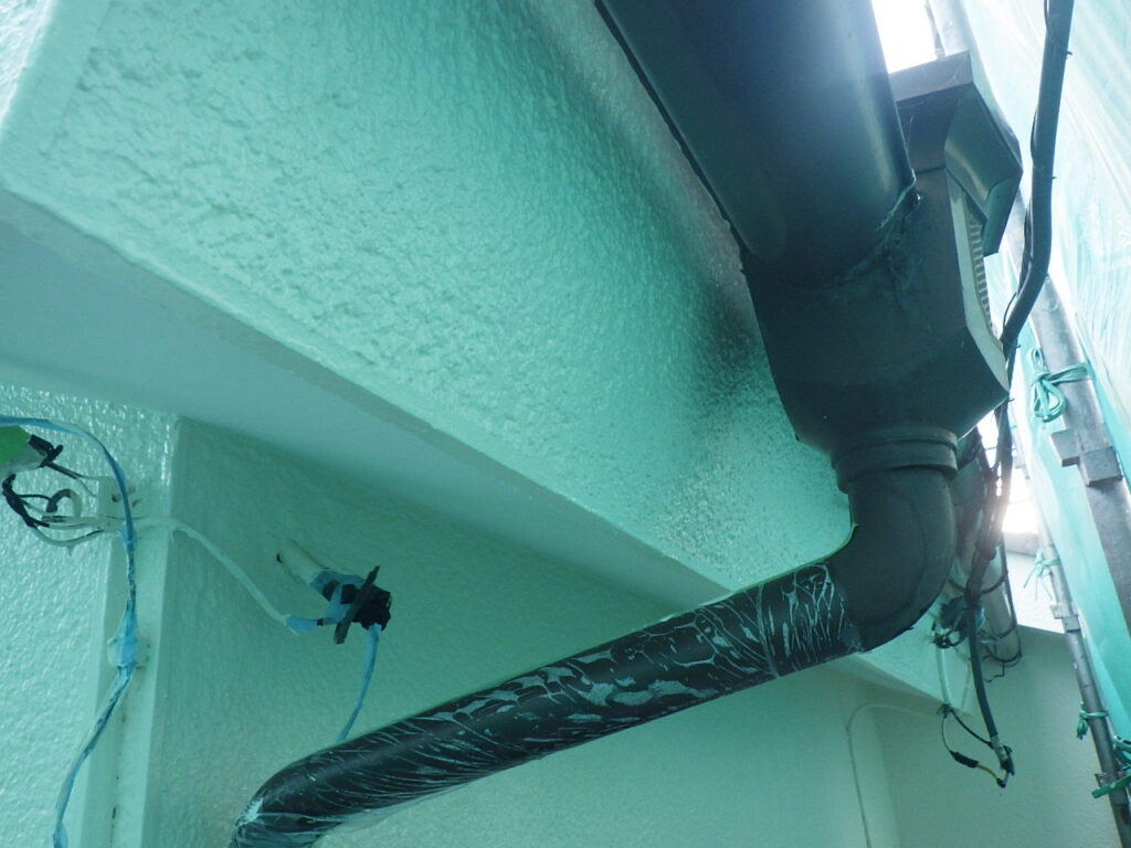 １階部の破風鼻隠しと取り合塗装が終了しました