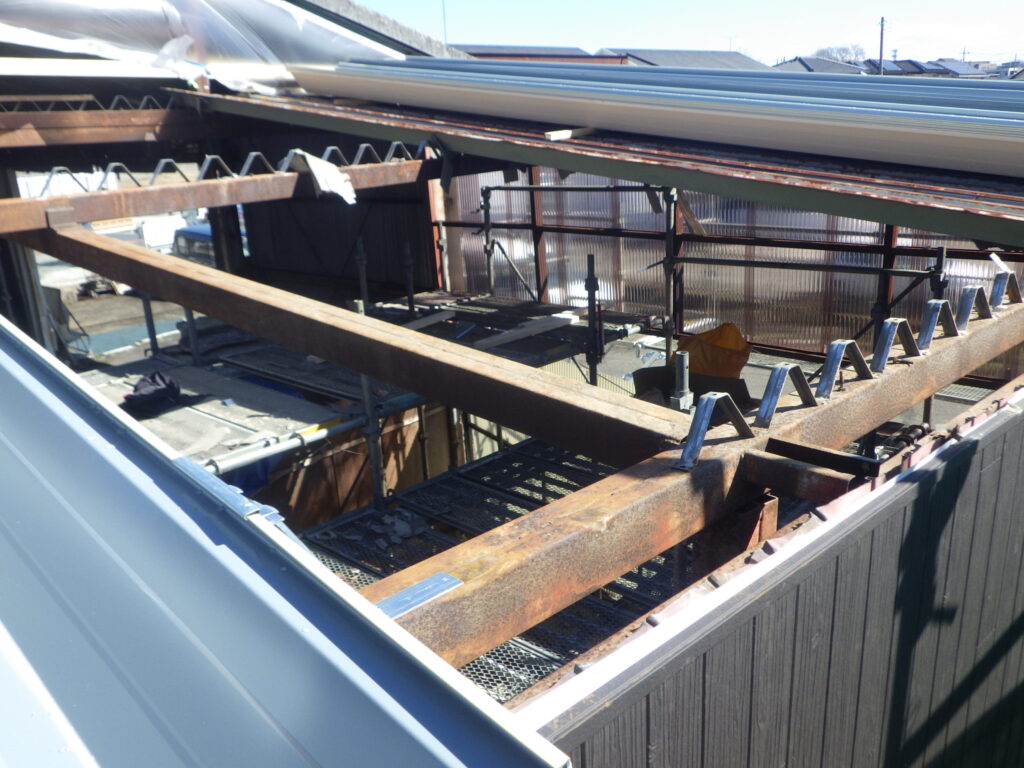 矢板市で既存折半屋根材を撤去し屋根の張り付けを進めました。