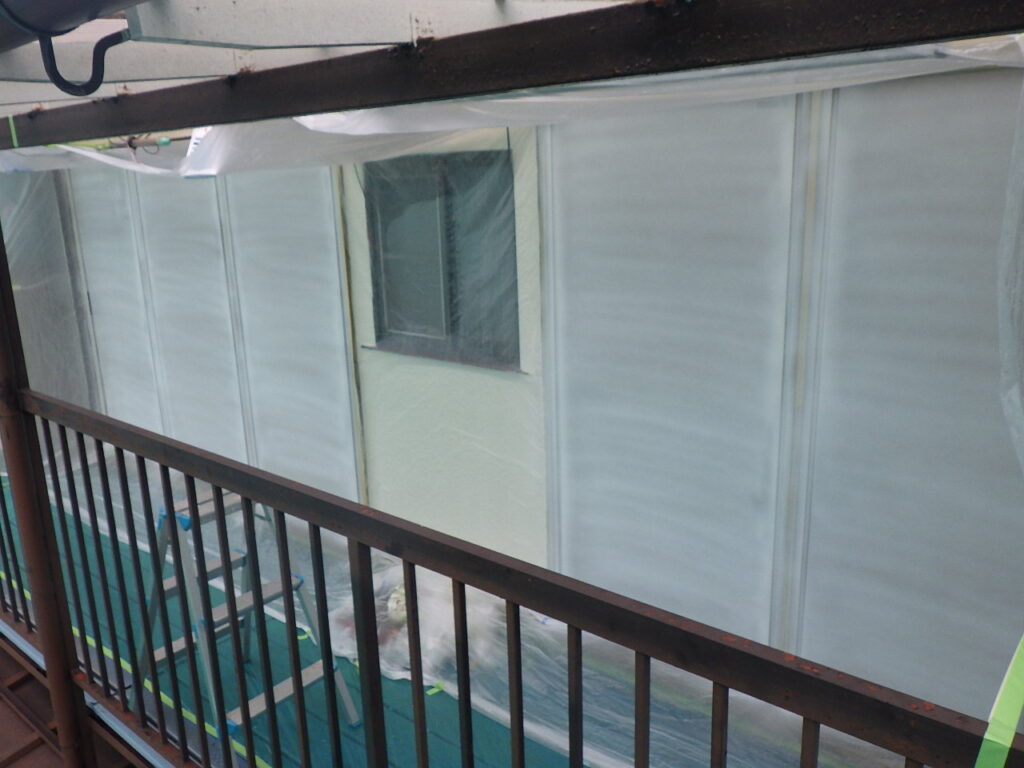 雨戸の下塗り吹き付け終了です