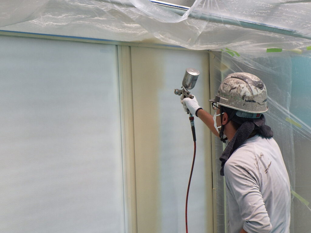 雨戸の中塗り吹き付け中です