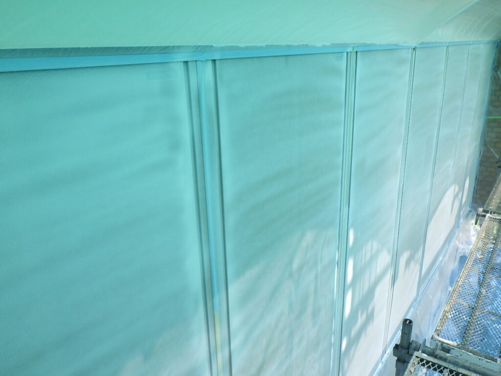 雨戸の下塗り吹き付け終了です