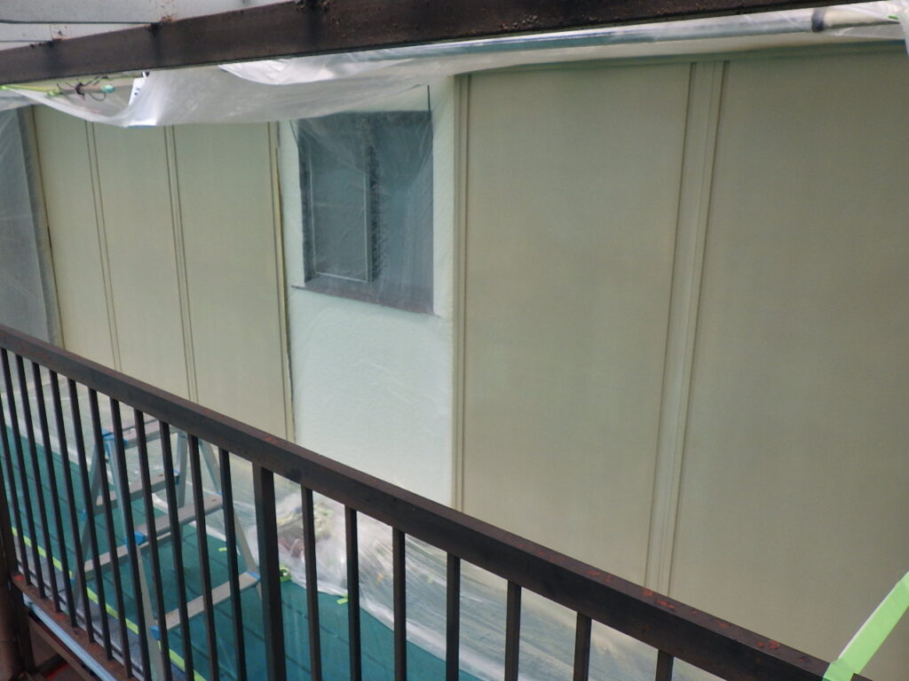 雨戸の中塗り吹き付け終了です