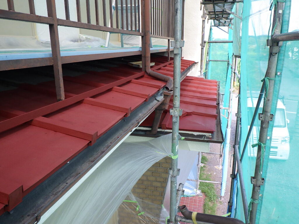 瓦棒屋根の下塗り終了です