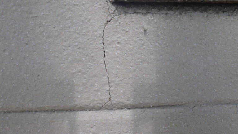 外壁のひび割れ（クラック）確認