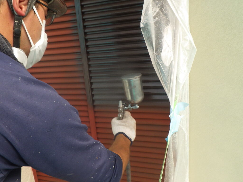 宇都宮市で戸袋の吹付と役物塗装をしました