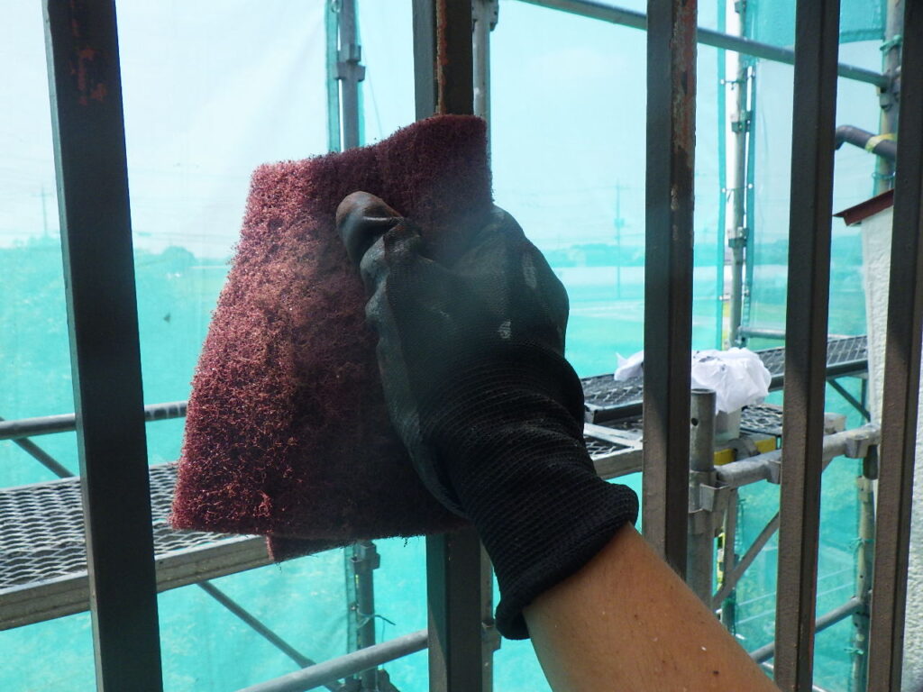 テラス手摺のケレン中です