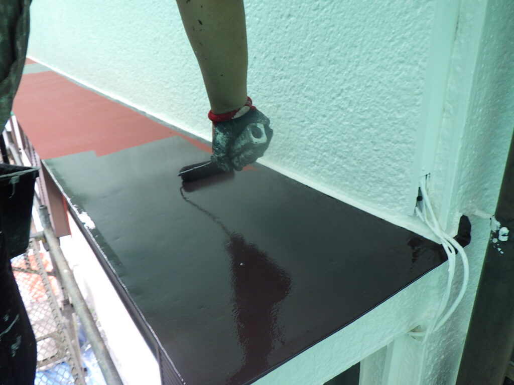 霧よけ天板の中塗り中です