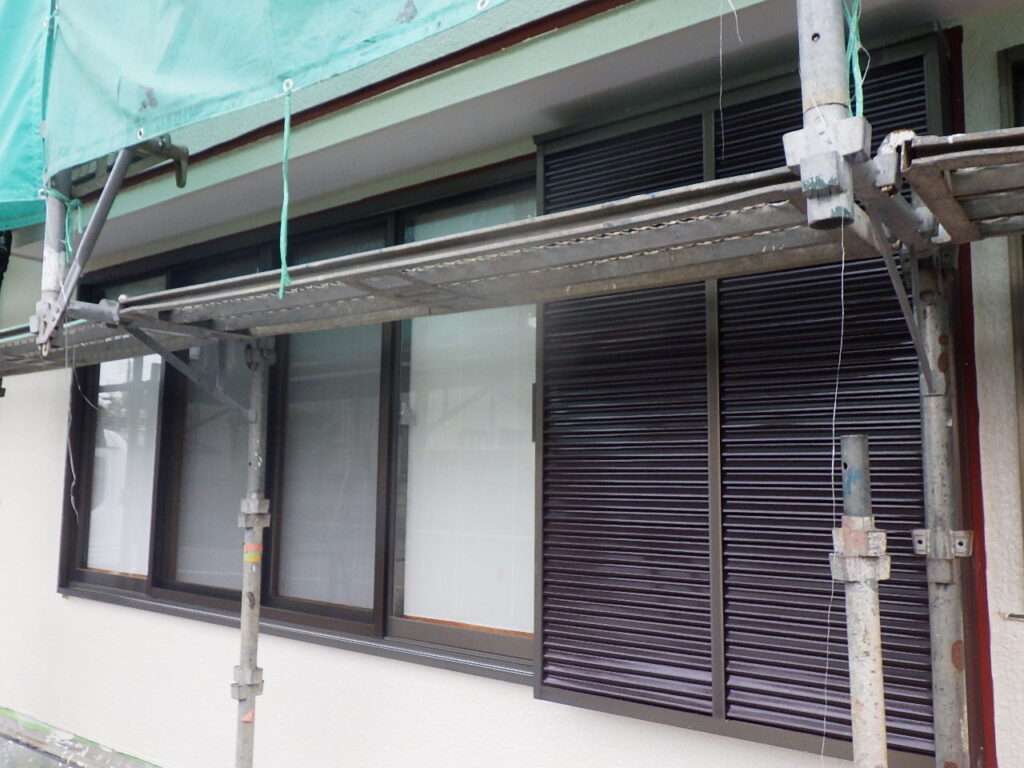 戸袋の上塗り吹付塗装終了です