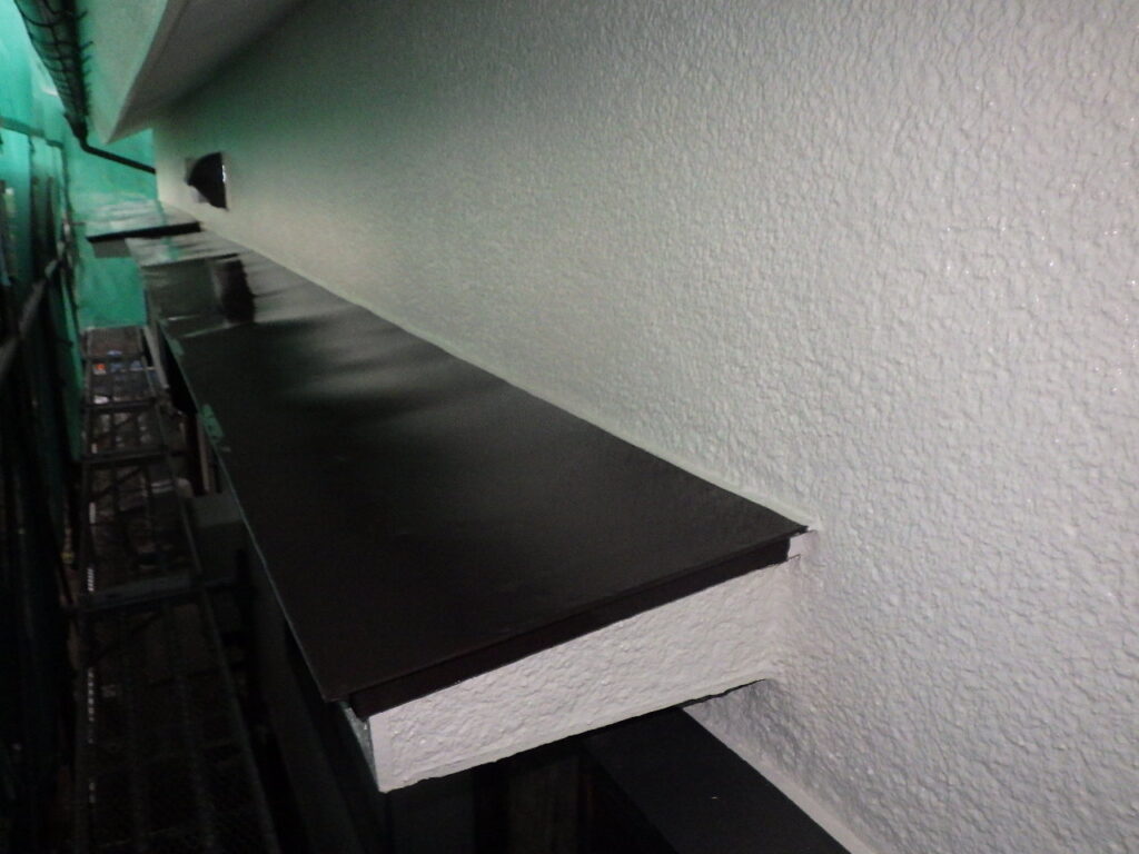 霧よけ天板の上塗り塗装中です