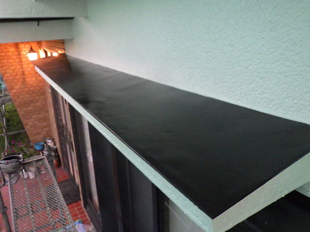 霧よけ天板の上塗り塗装終了です