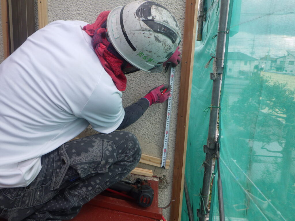 壬生町の外装リフォームで板金部の中塗り塗装に入りました。