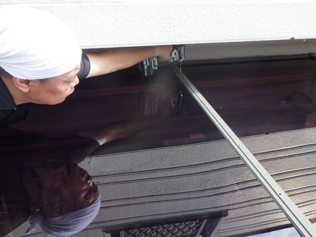 新規ポリカの取り付け中です