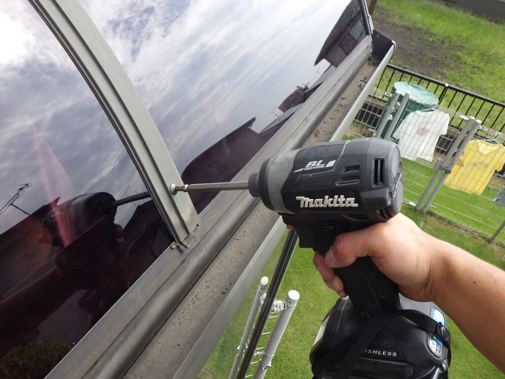 新規ポリカの取り付け中です