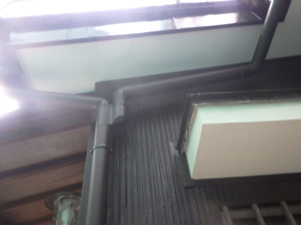 壬生町でエアコン電源ケーブルの配線作業をしました。