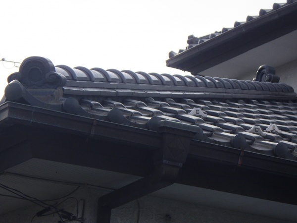 宇都宮市の棟瓦取り直し工事で熨斗瓦と丸瓦を積み銅線固定