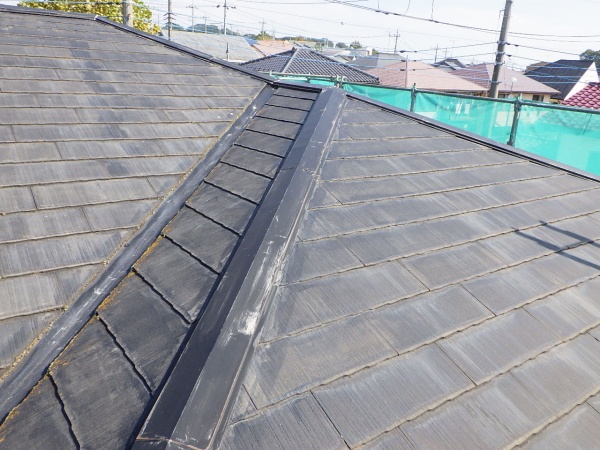 宇都宮市で寄棟スレート屋根のカバー工事が着工となりました。