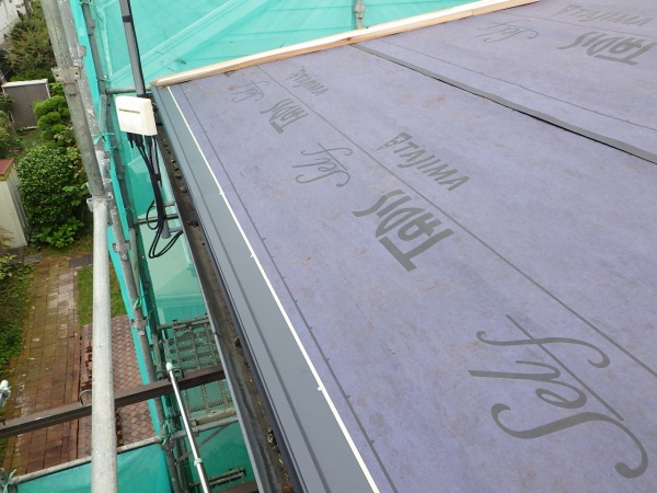 宇都宮市の屋根カバー工事で役物板金を取り付けルーフを貼りました