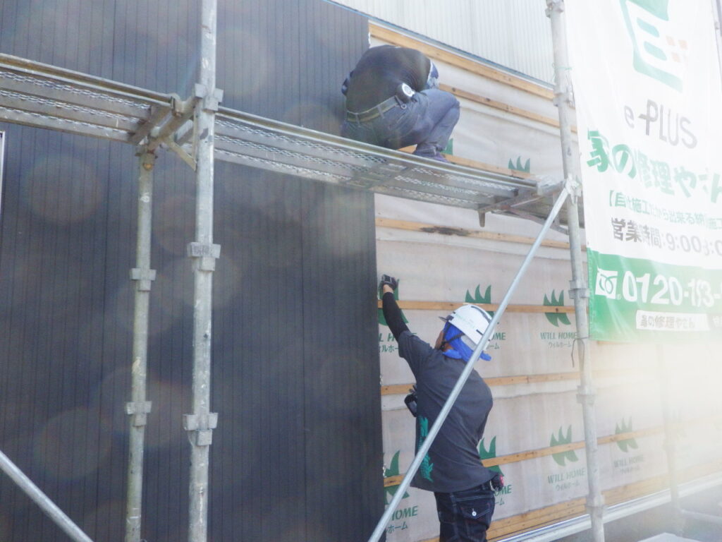 宇都宮市で車の事故が原因で割れた窯業系外壁の貼り替え工事