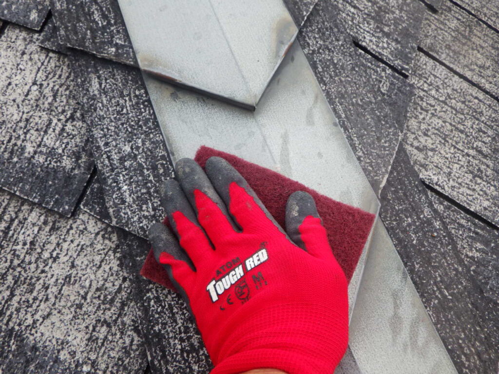 宇都宮市の屋根塗装で屋根板金のケレン作業をしました。