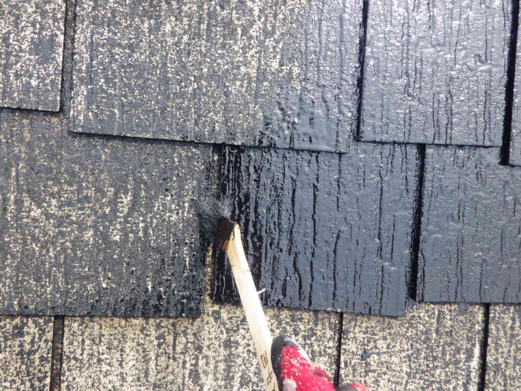 宇都宮市でスレート屋根の上塗り塗装に入りました。