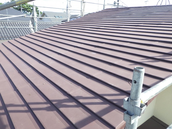 宇都宮市で板金横葺き切妻屋根の葺き替え工事の着工です。