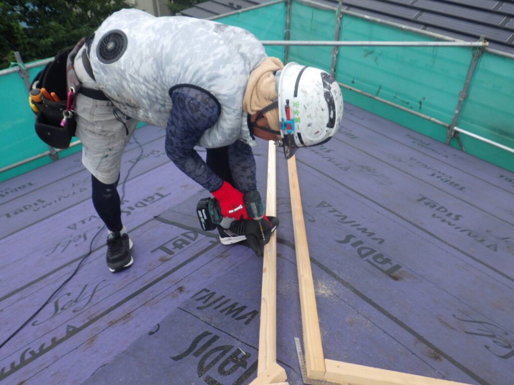 板金下地の取り付け中です