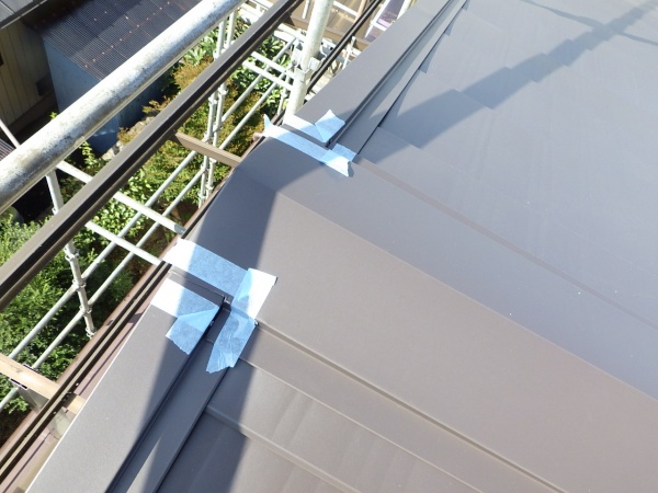 宇都宮市で板金横葺き切妻屋根の葺き替え工事が完工しました。