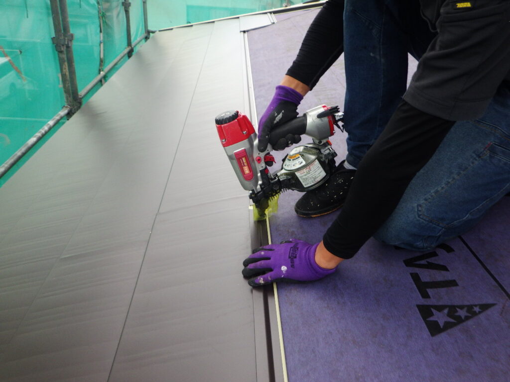 栃木市のスレート屋根からのカバー工事　金属屋根材が選ばれる理由