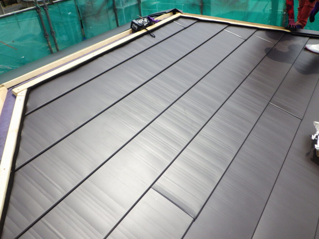 栃木市で大屋根のカバー工法を仕上げました。