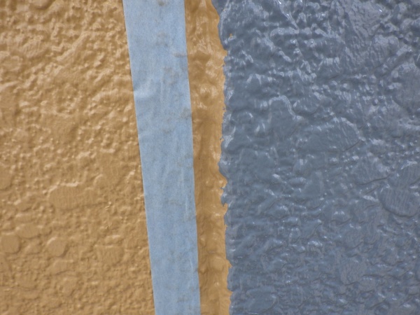宇都宮市のALC外壁塗装でシャッターの吹付塗装をしました。