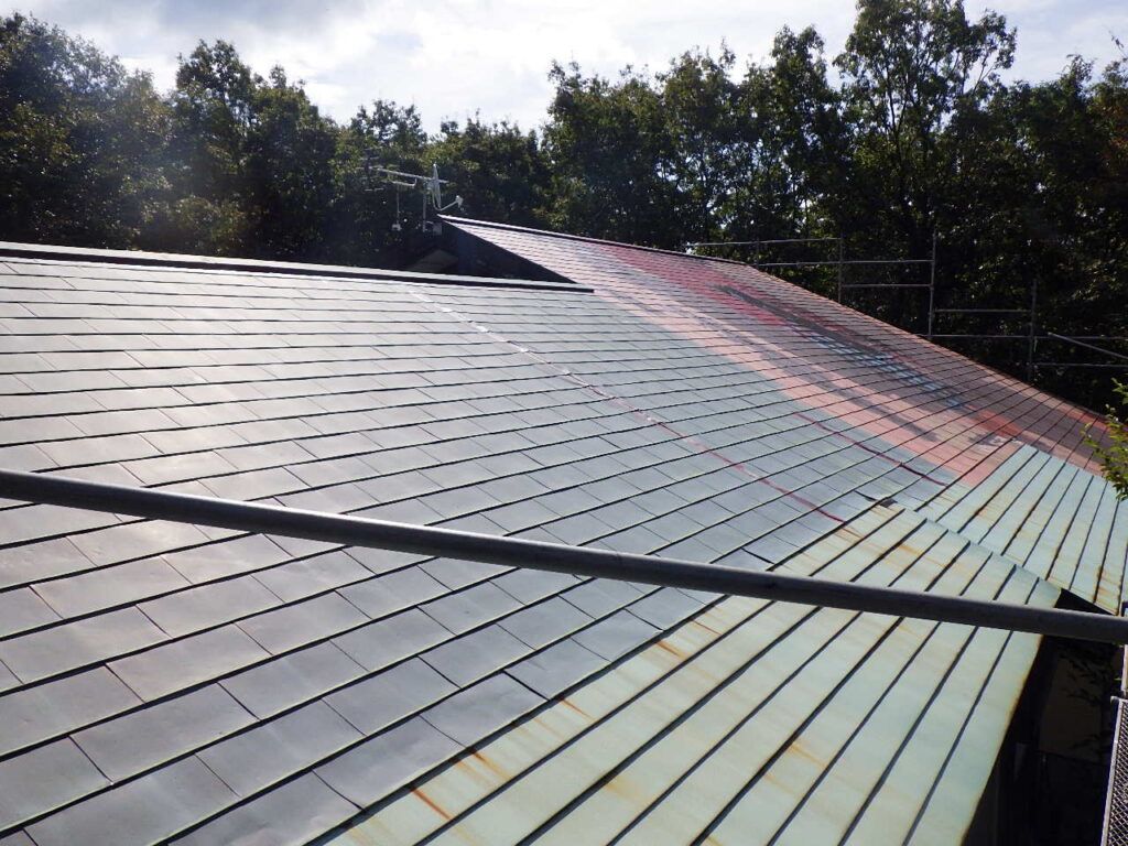 那須町で切妻屋根片面の屋根カバー工事が着工しました