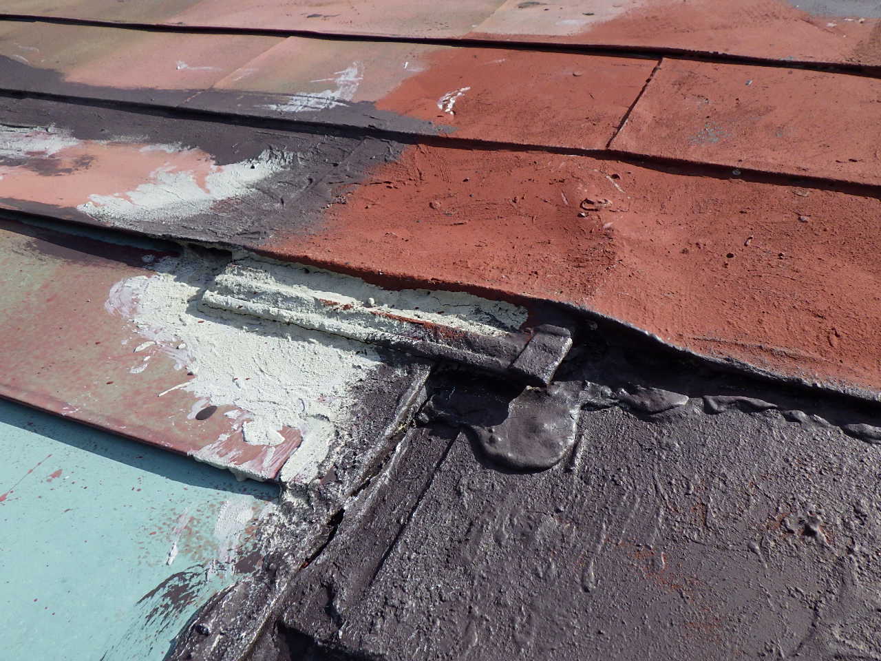 補修跡の盛り上がりと劣化部の露出