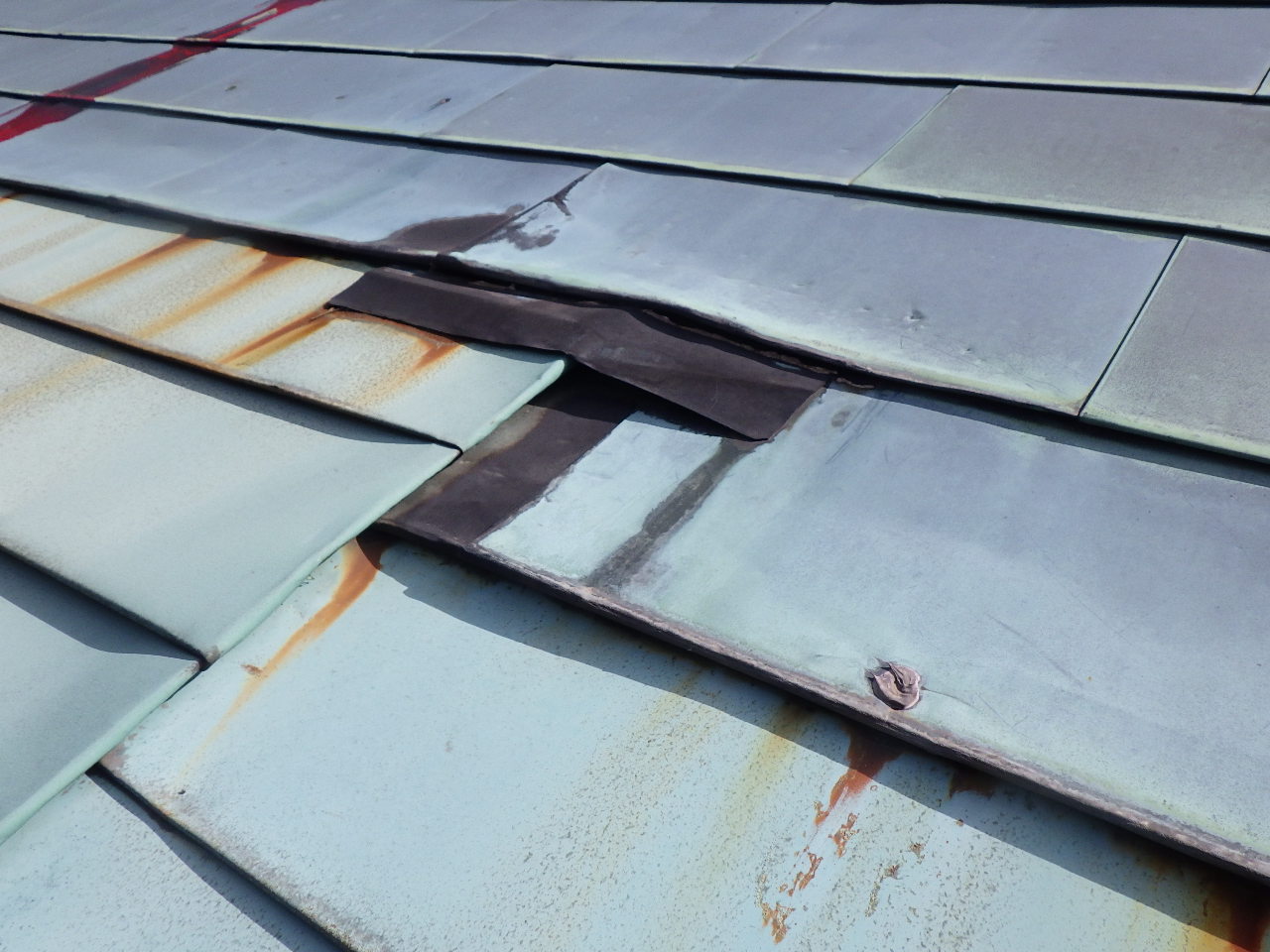 屋根材の浮きと錆の広がり