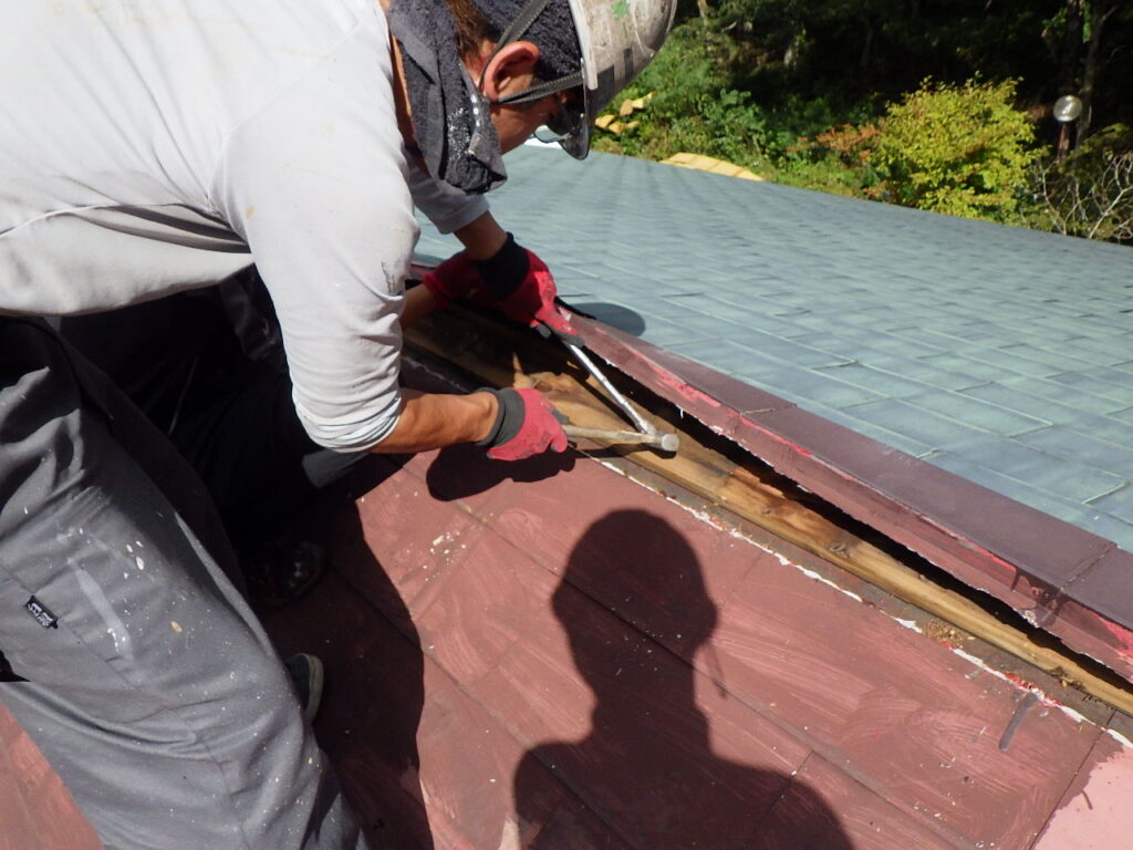 棟板金の取り外し中です