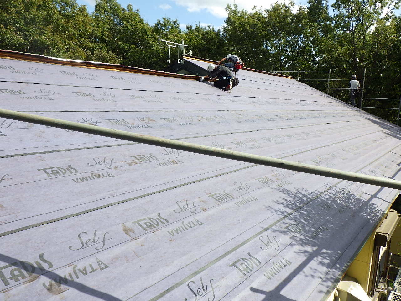 既存屋根材の撤去と防水シートの敷設